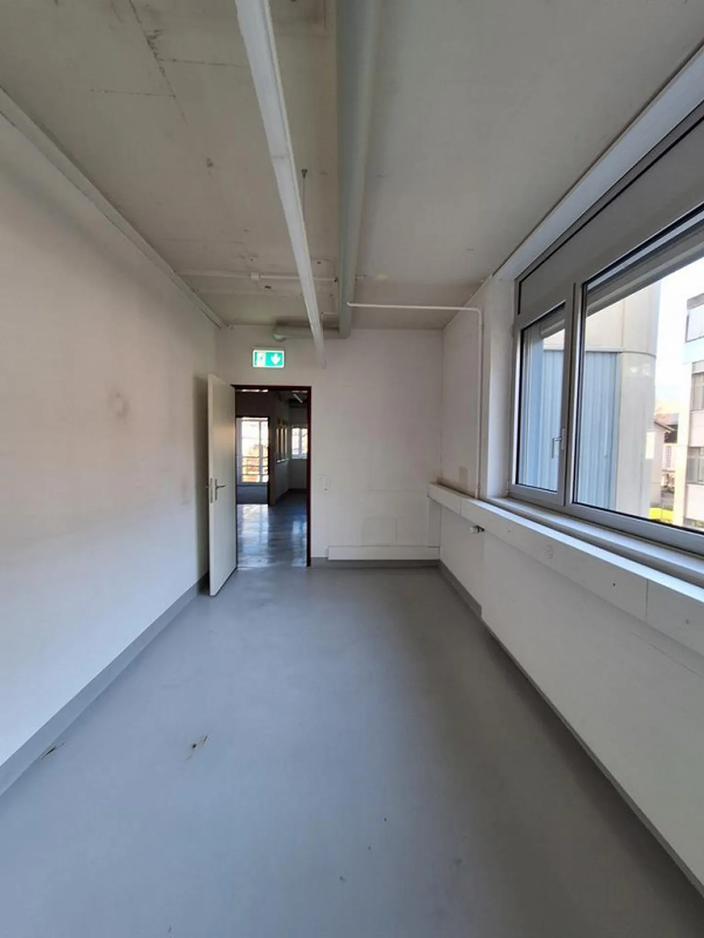 Ampi spazi commerciali, di produzione, magazzino / uffici a Zugo - Foto 7 di 12