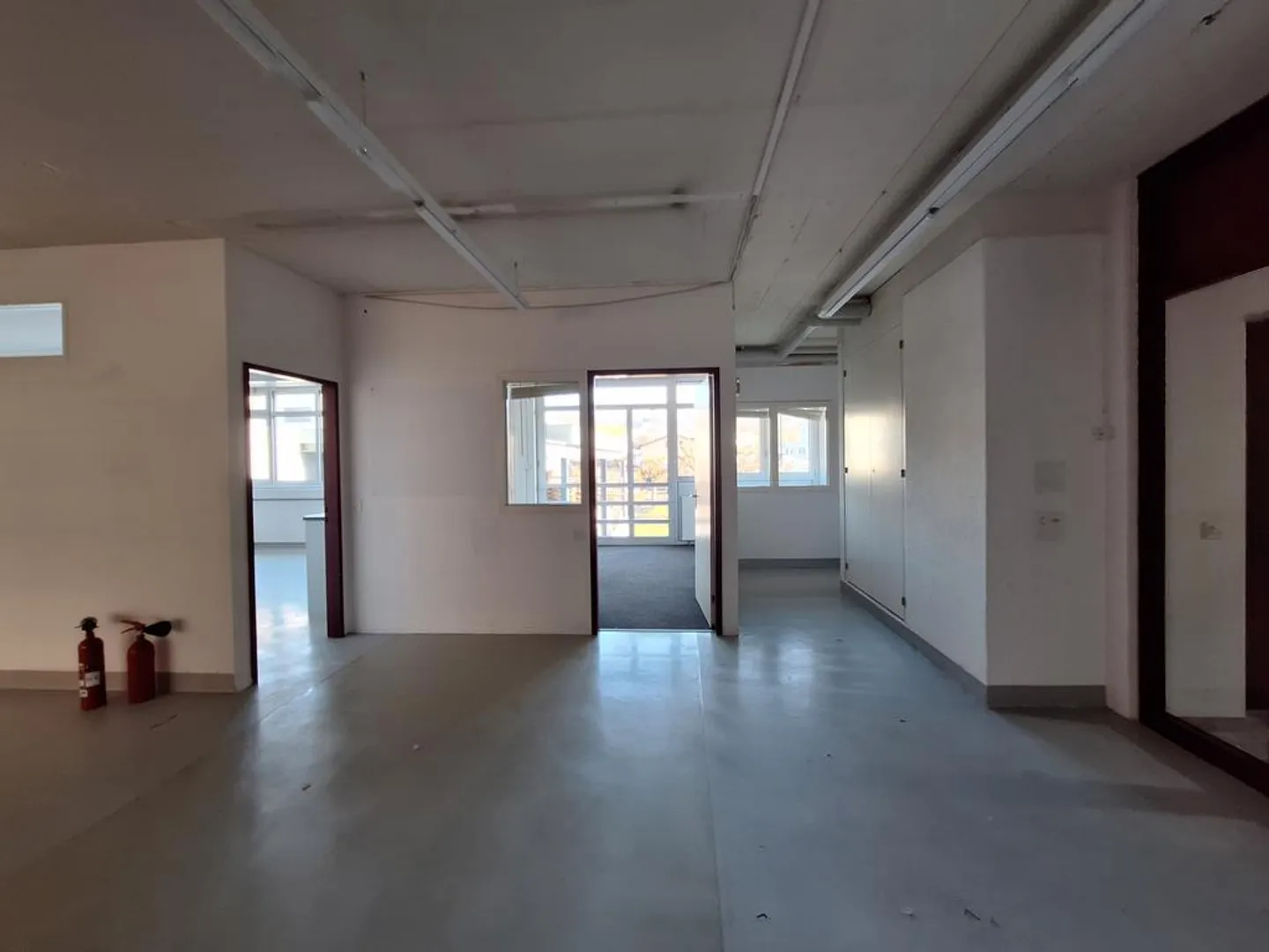 Ampi spazi commerciali, di produzione, magazzino / uffici a Zugo - Foto 8 di 12