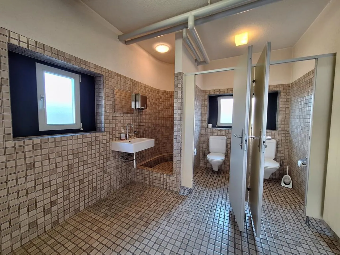 Ampi spazi commerciali, di produzione, magazzino / uffici a Zugo - Foto 10 di 12