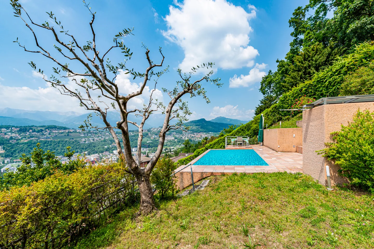 Modern House with Beautiful Lake View - Photo 8 of 19