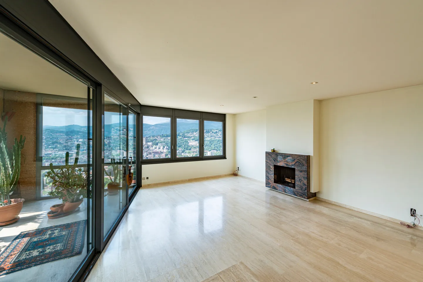 Modern House with Beautiful Lake View - Photo 10 of 19