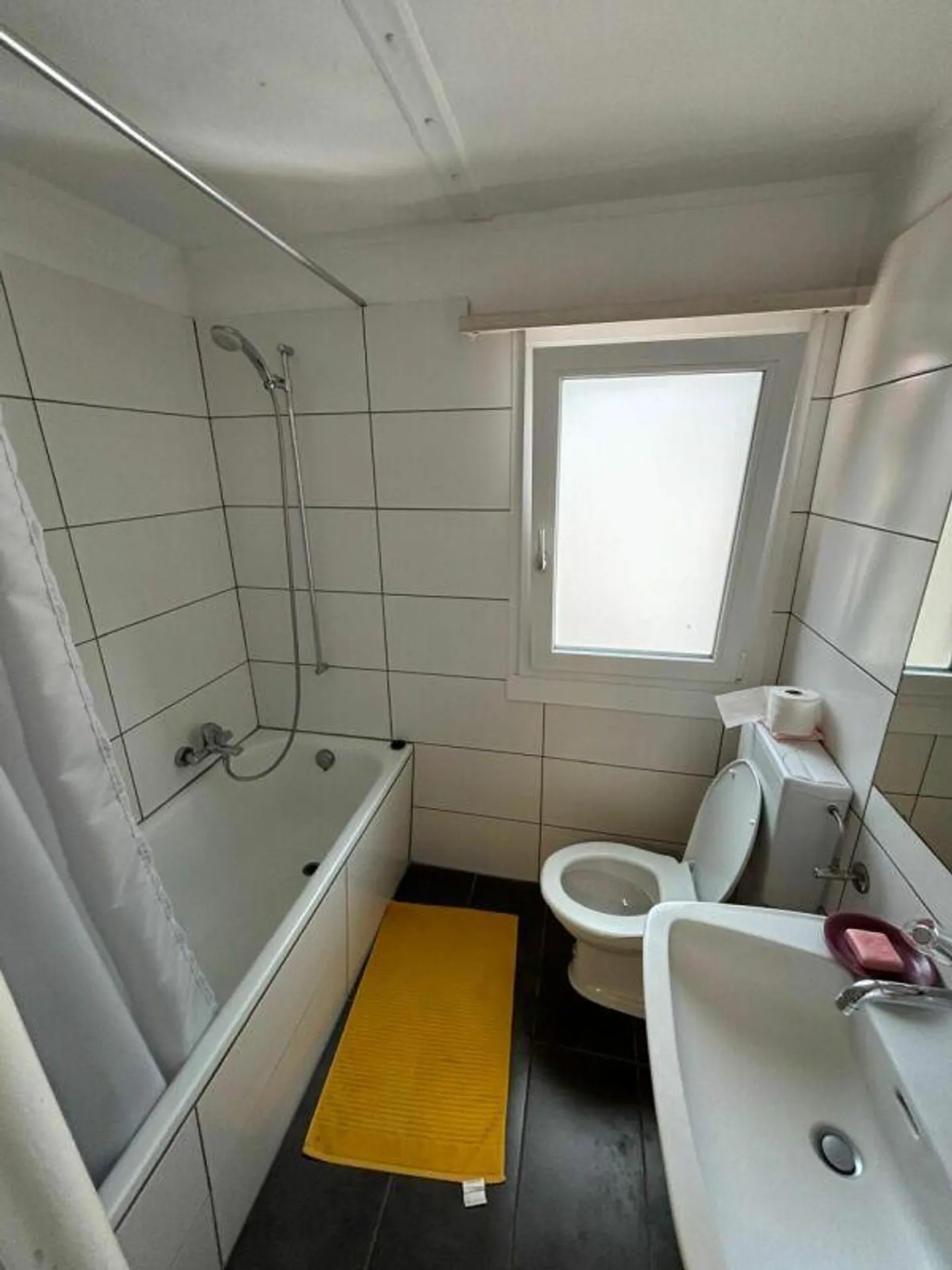 Camera arredata con bagno condiviso in affitto - Foto 3 di 7