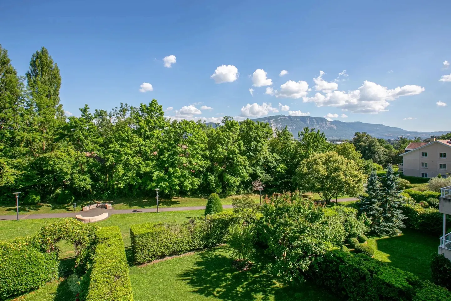 Luxurious Duplex with Mountain Views - Photo 1 of 31