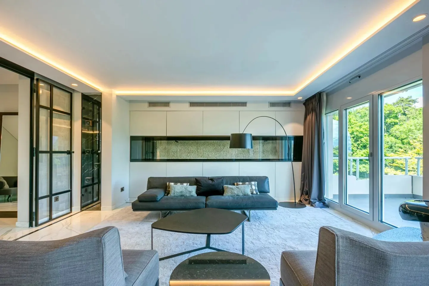 Luxurious Duplex with Mountain Views - Photo 5 of 31