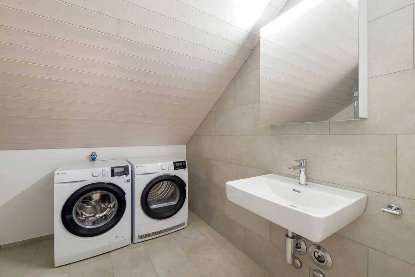 Modern Apartment - Photo 6 of 13