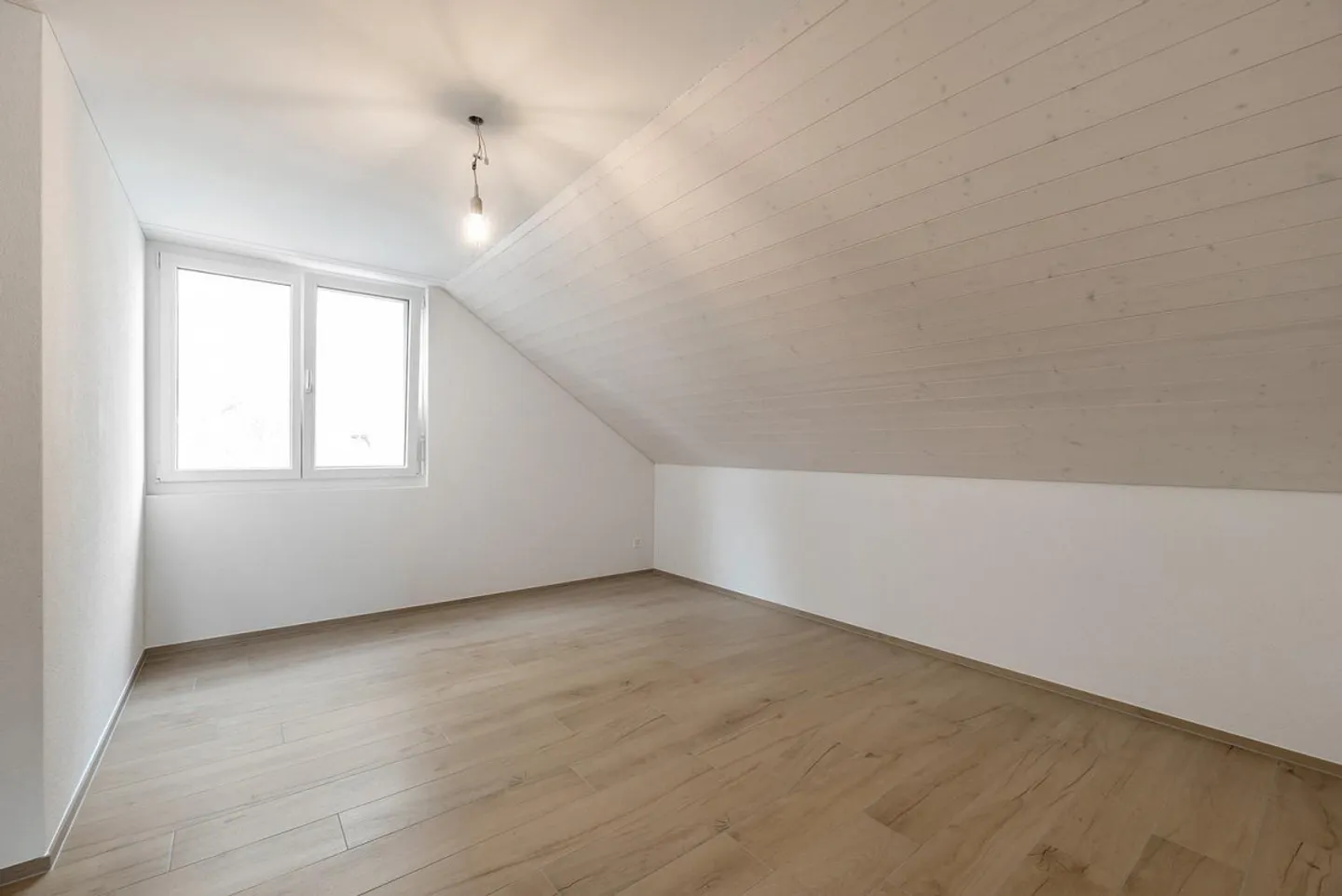Modern Apartment - Photo 10 of 13