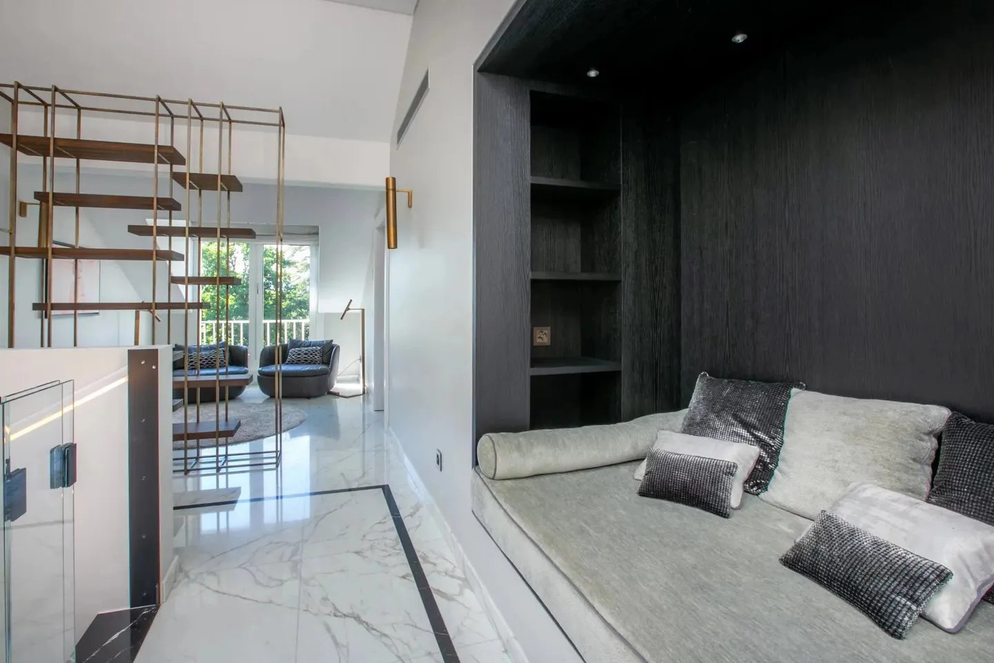 Luxurious Duplex with Mountain Views - Photo 17 of 31