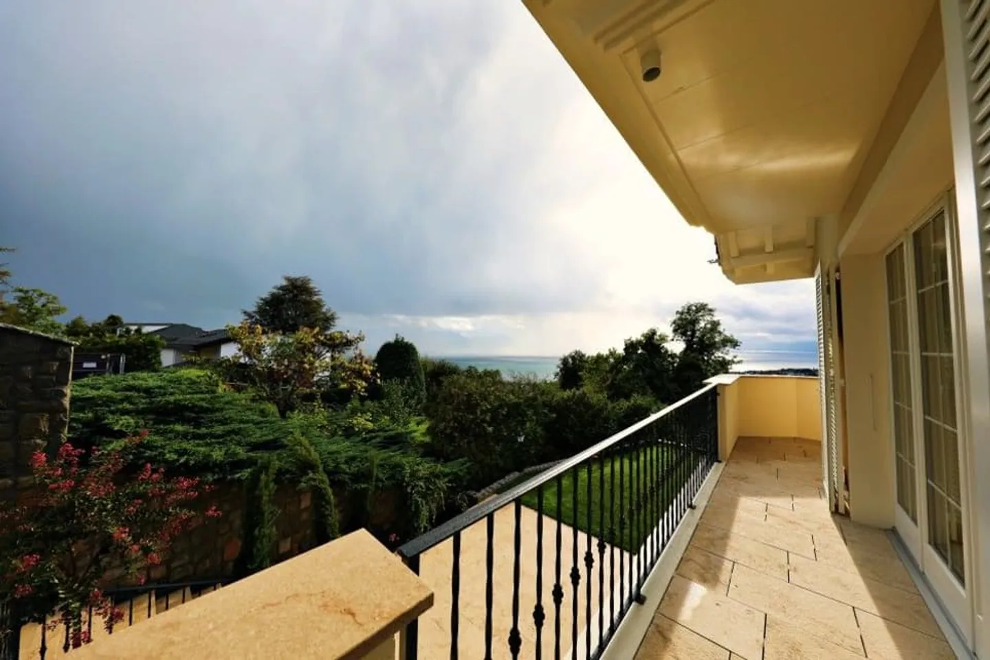 Prächtige 7,5-Zimmer-Villa / 5 Schlafzimmer / 4 Bäder / Terrasse mit Garten - Foto 3 von 13