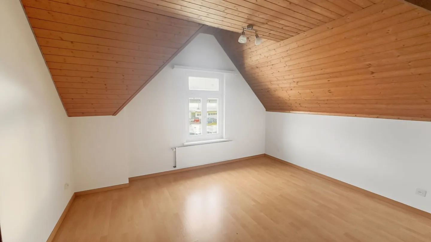 Charmante appartement sous les combles de 3 pièces à louer dans un emplacement central à Schwarzenbach - Photo 3 sur 11