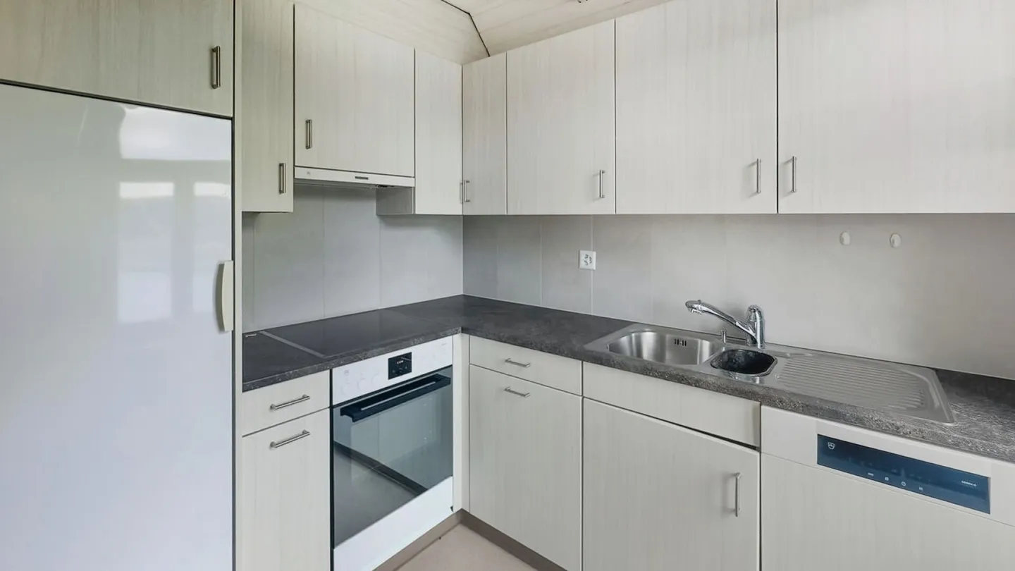 Charmante appartement sous les combles de 3 pièces à louer dans un emplacement central à Schwarzenbach - Photo 5 sur 11