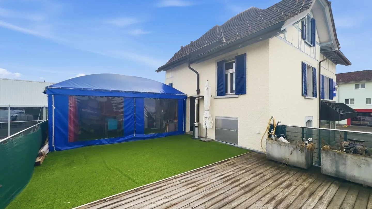 Charmante appartement sous les combles de 3 pièces à louer dans un emplacement central à Schwarzenbach - Photo 8 sur 11