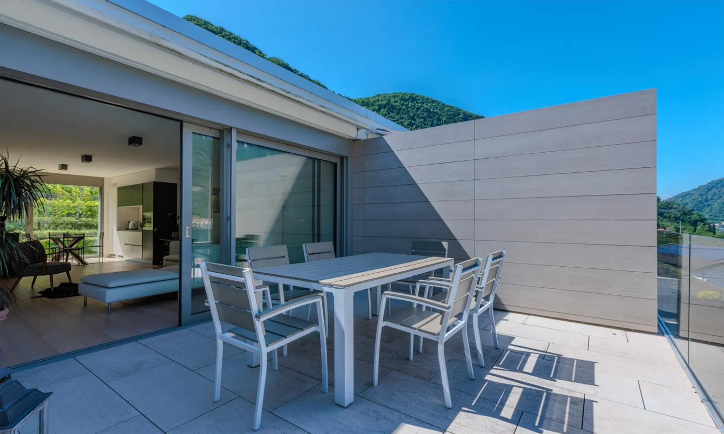 Moderne 3.5-Zimmer-Wohnung mit großer Terrasse und Seeblick in Riva San Vitale - Foto 2 von 9