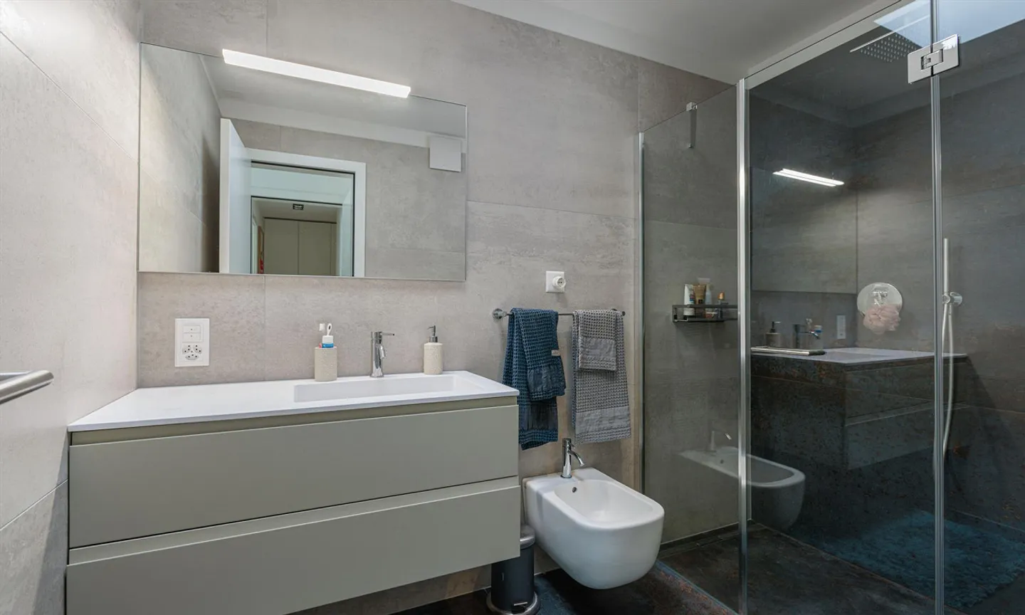 Moderne 3.5-Zimmer-Wohnung mit großer Terrasse und Seeblick in Riva San Vitale - Foto 7 von 9