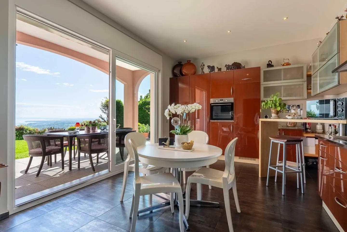 Una vista panoramica in assoluta privacy a Perroy, con vista sulla città di Rolle. - Foto 2 di 17