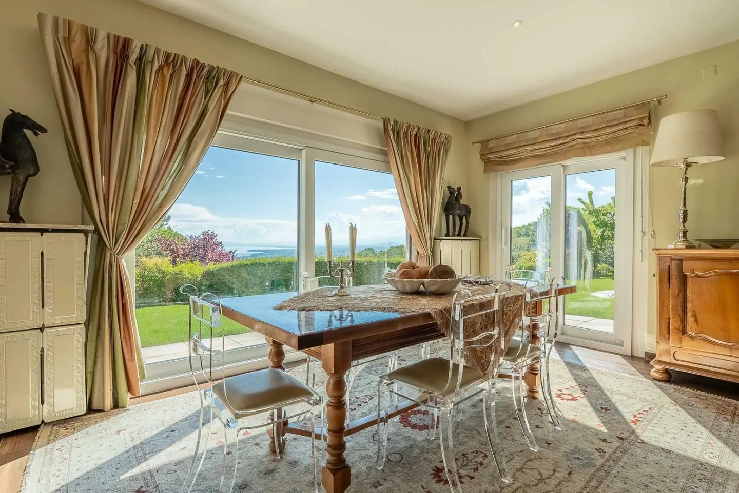 Una vista panoramica in assoluta privacy a Perroy, con vista sulla città di Rolle. - Foto 4 di 17