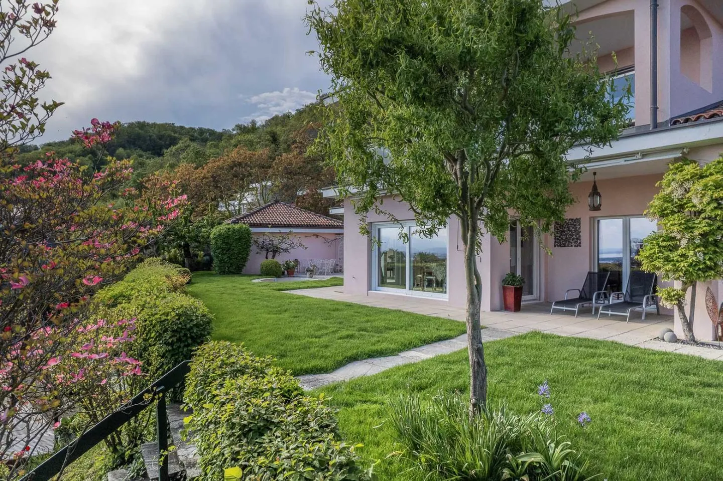 Una vista panoramica in assoluta privacy a Perroy, con vista sulla città di Rolle. - Foto 9 di 17