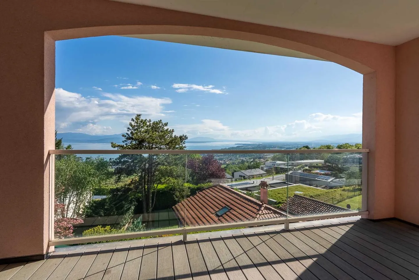 Una vista panoramica in assoluta privacy a Perroy, con vista sulla città di Rolle. - Foto 13 di 17