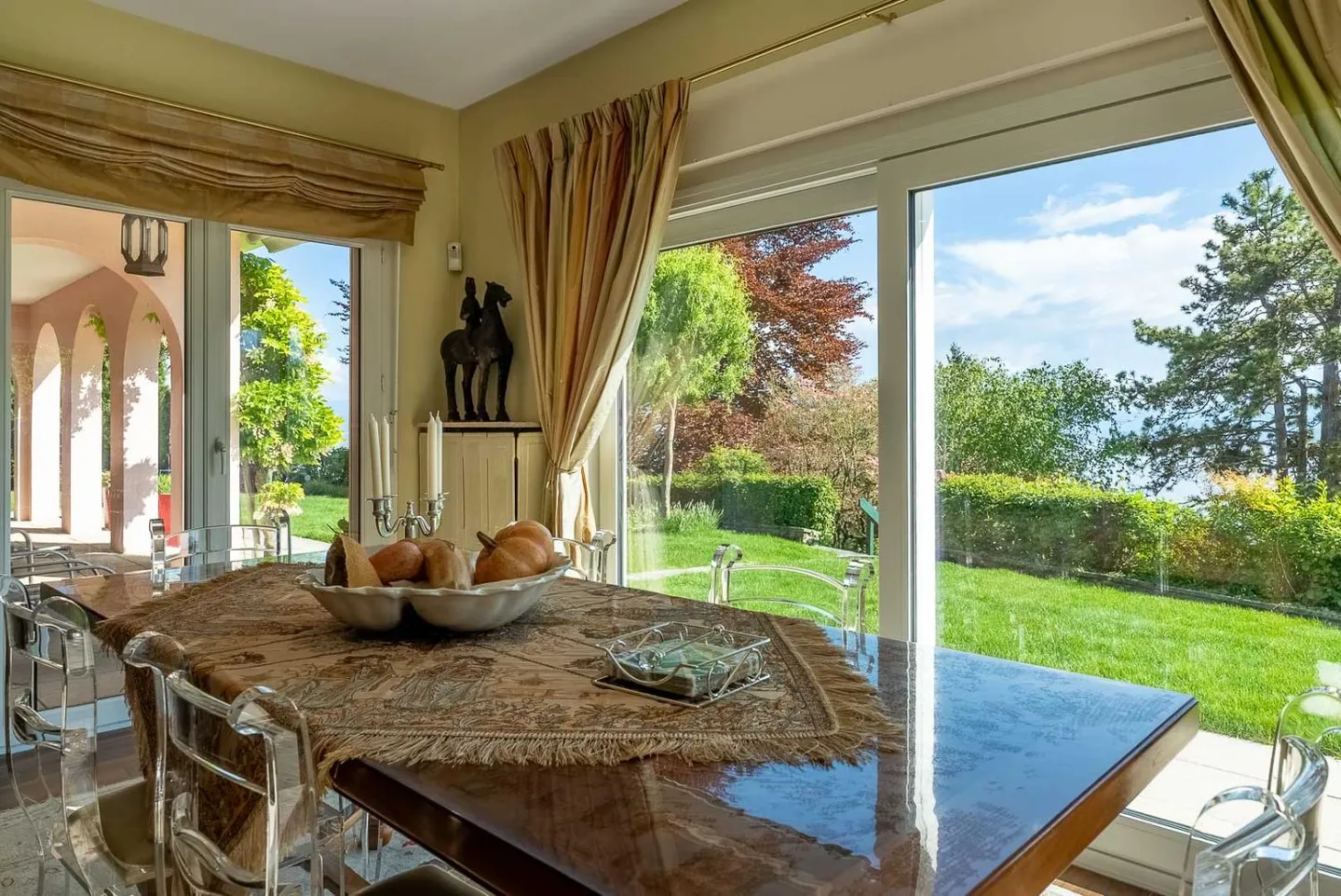 Una vista panoramica in assoluta privacy a Perroy, con vista sulla città di Rolle. - Foto 5 di 17