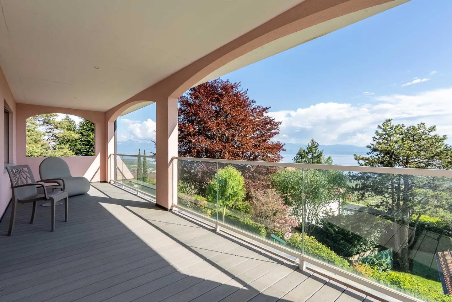 Una vista panoramica in assoluta privacy a Perroy, con vista sulla città di Rolle. - Foto 14 di 17