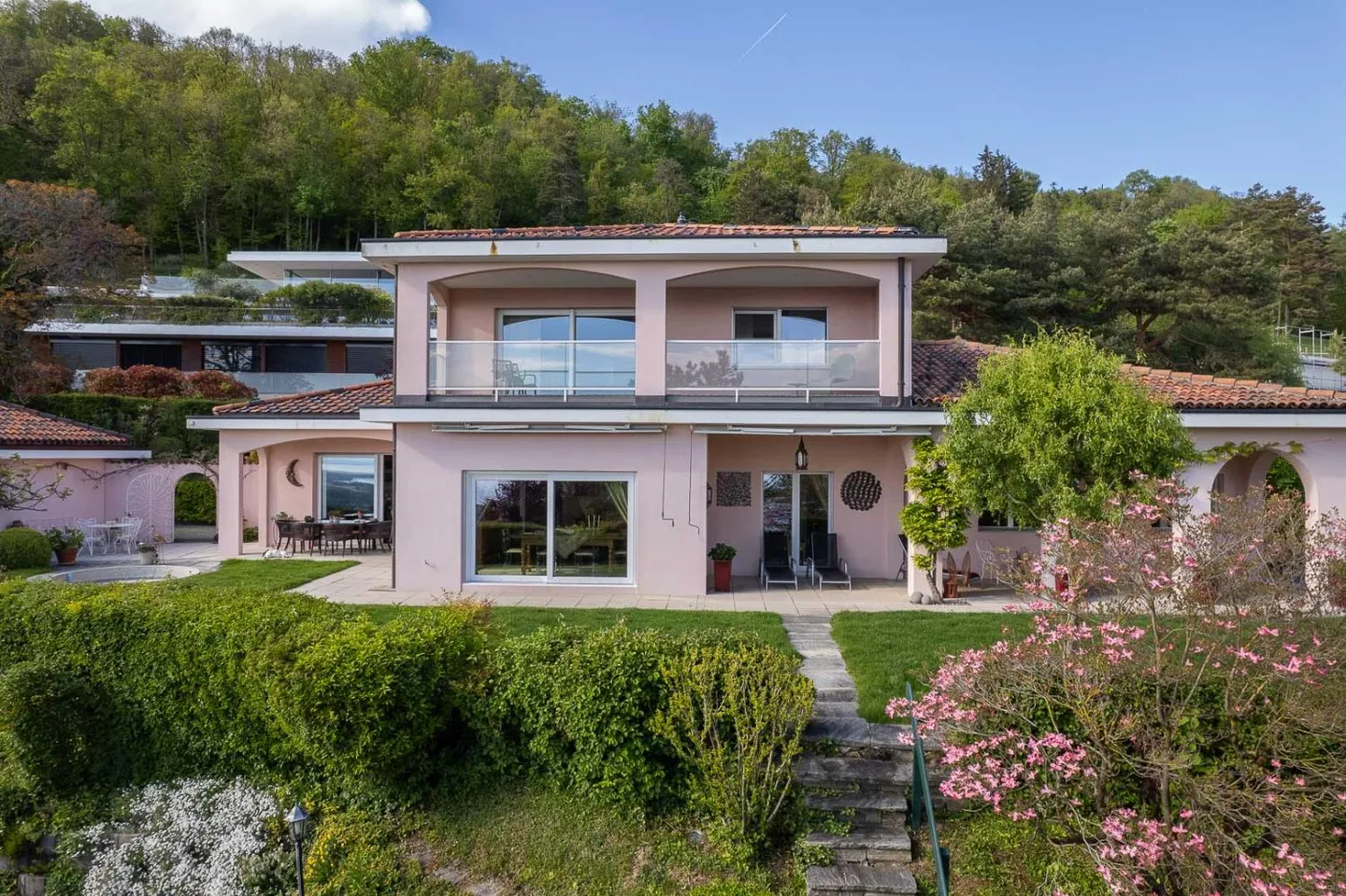 Una vista panoramica in assoluta privacy a Perroy, con vista sulla città di Rolle. - Foto 16 di 17