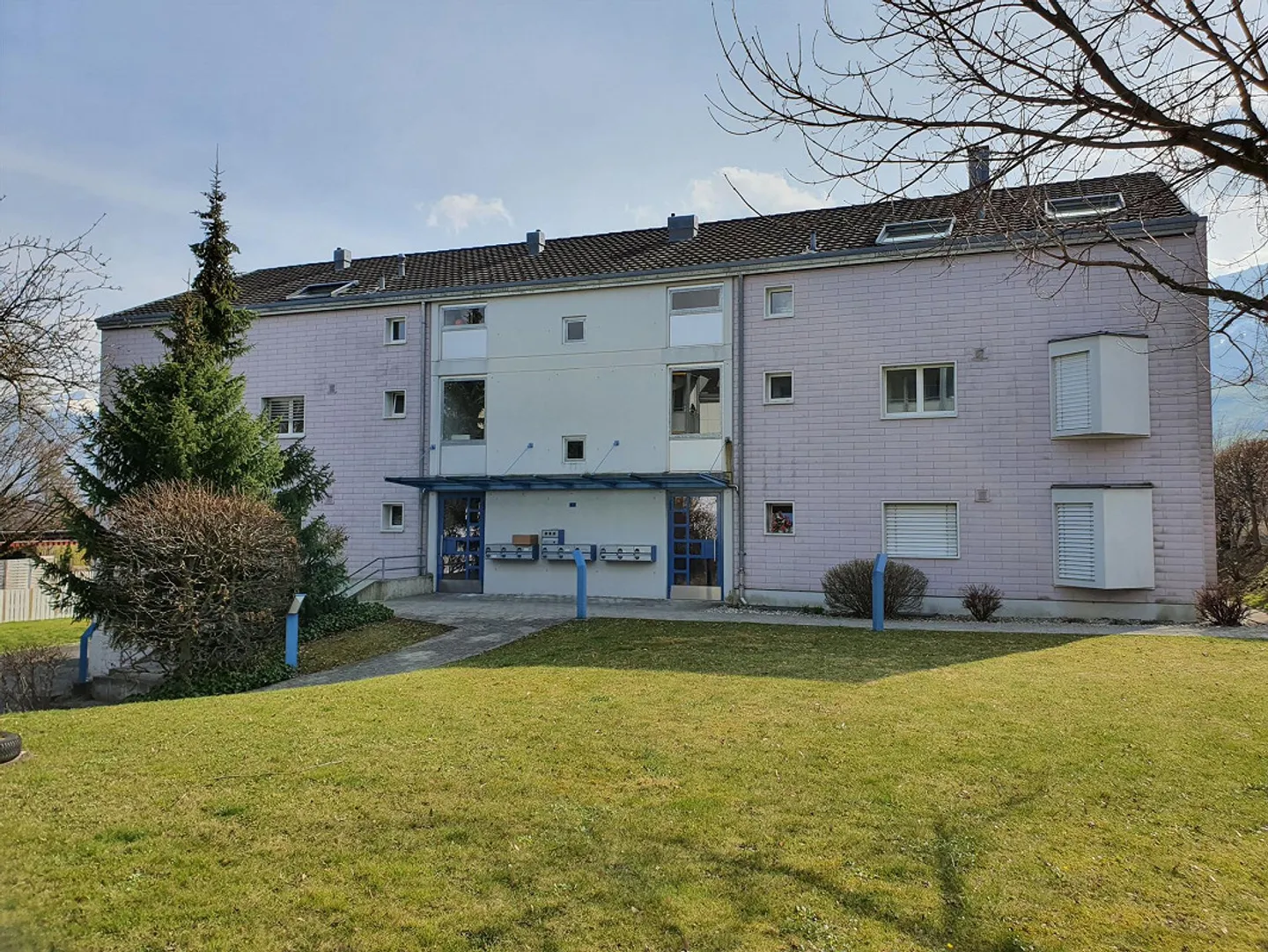 Bright and charming 2.5-room apartment in a central location - Photo 1 of 8