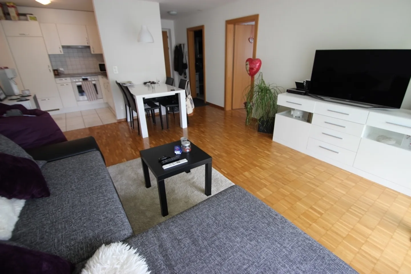 Bright and charming 2.5-room apartment in a central location - Photo 3 of 8