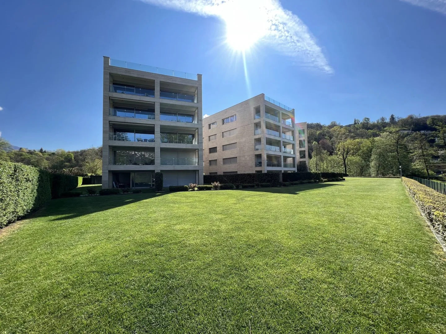 LUGANO-MUZZANO, LAKE FRONT 2.5 ROOM APARTMENT WITH GARDEN - Photo 2 of 13