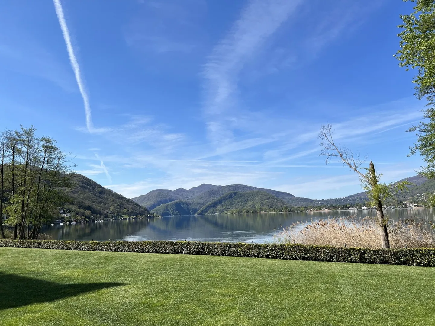 LUGANO-MUZZANO, LAKE FRONT 2.5 ROOM APARTMENT WITH GARDEN - Photo 1 of 13