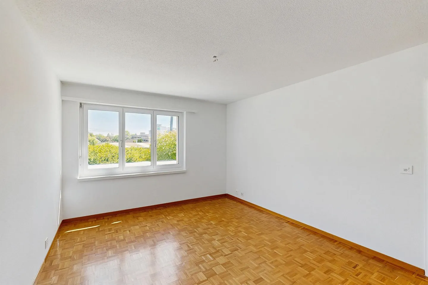 Your new home awaits: Stylishly renovated with an ideal layout - Photo 6 of 7