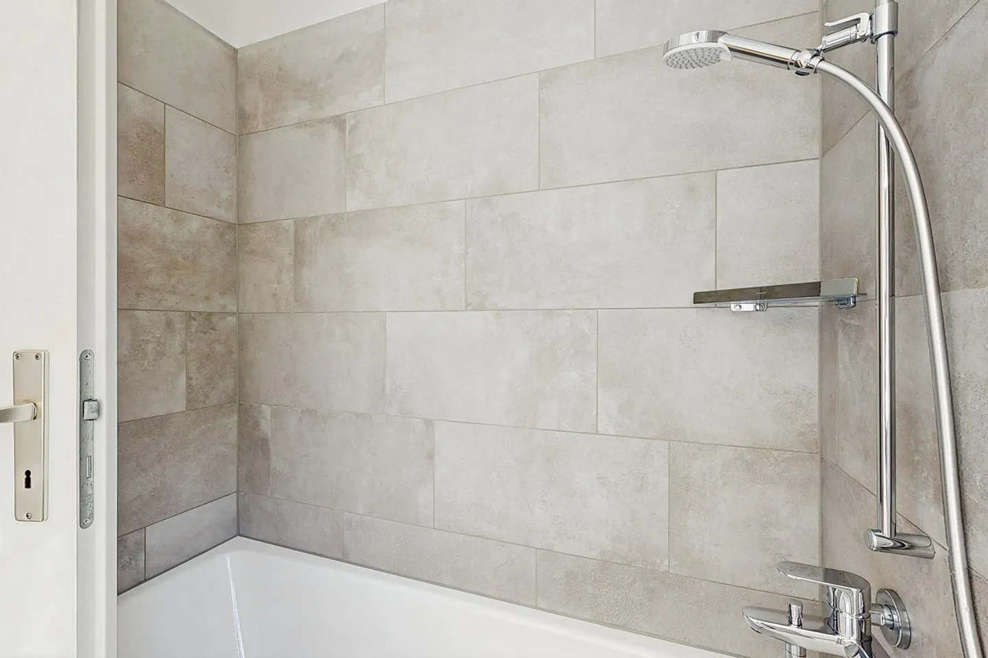 Your new home awaits: Stylishly renovated with an ideal layout - Photo 4 of 7