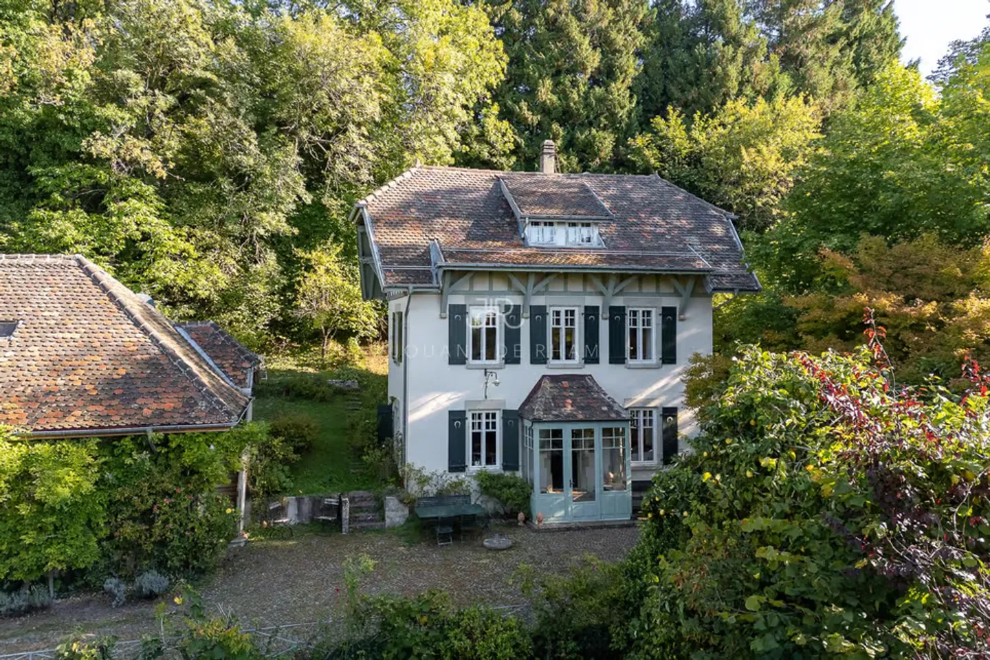 Essertines-sur-Rolle | Charming house and its annex in village zone - Photo 3 of 13