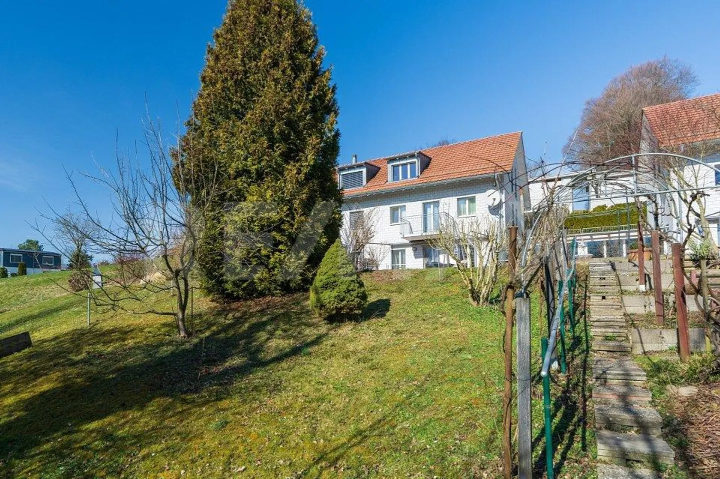 Casa unifamiliare bifamiliare con giardino d'inverno - Foto 2 di 12