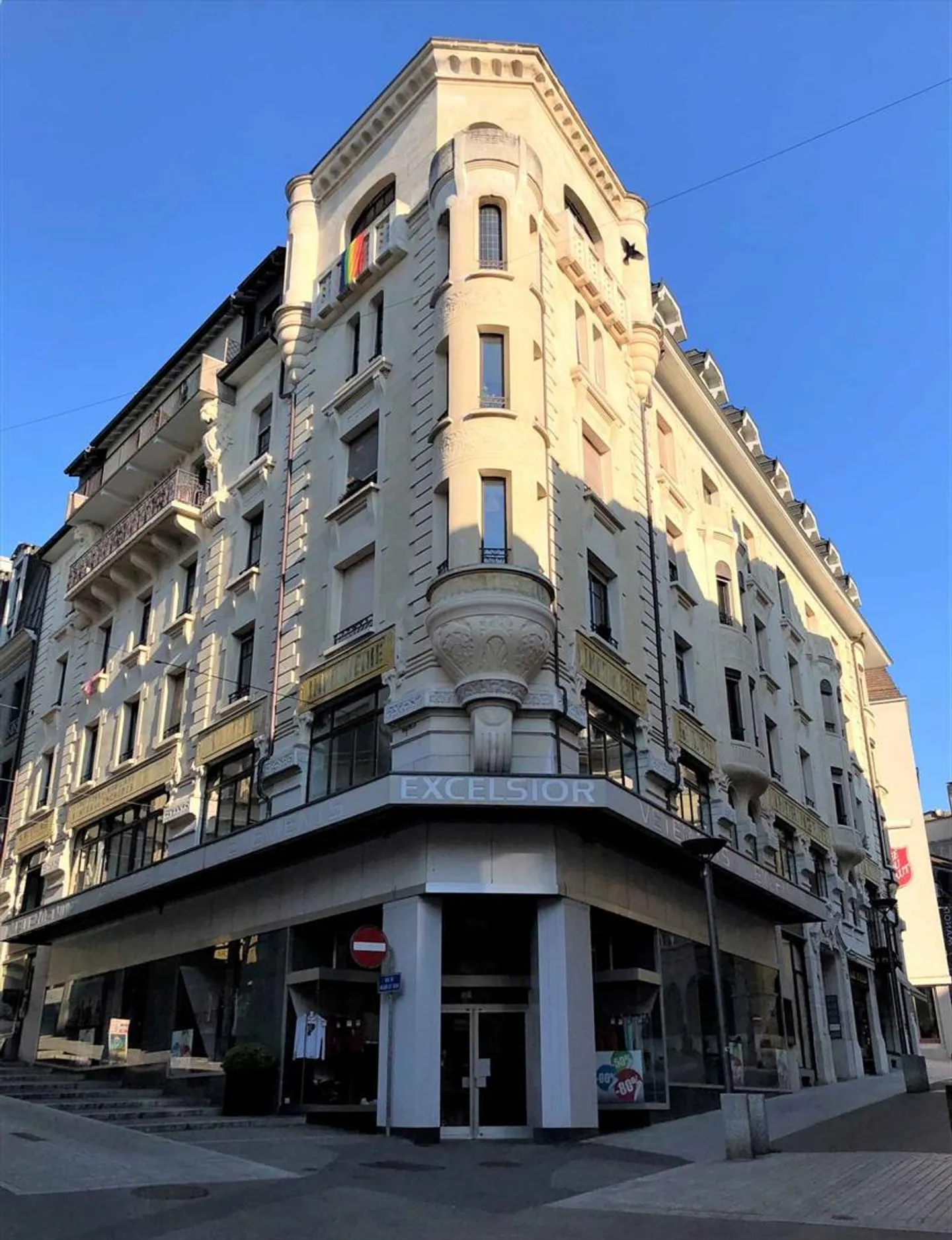 Spacieux appartement de 4.5 pièces en plein centre-ville - Photo 2 sur 11