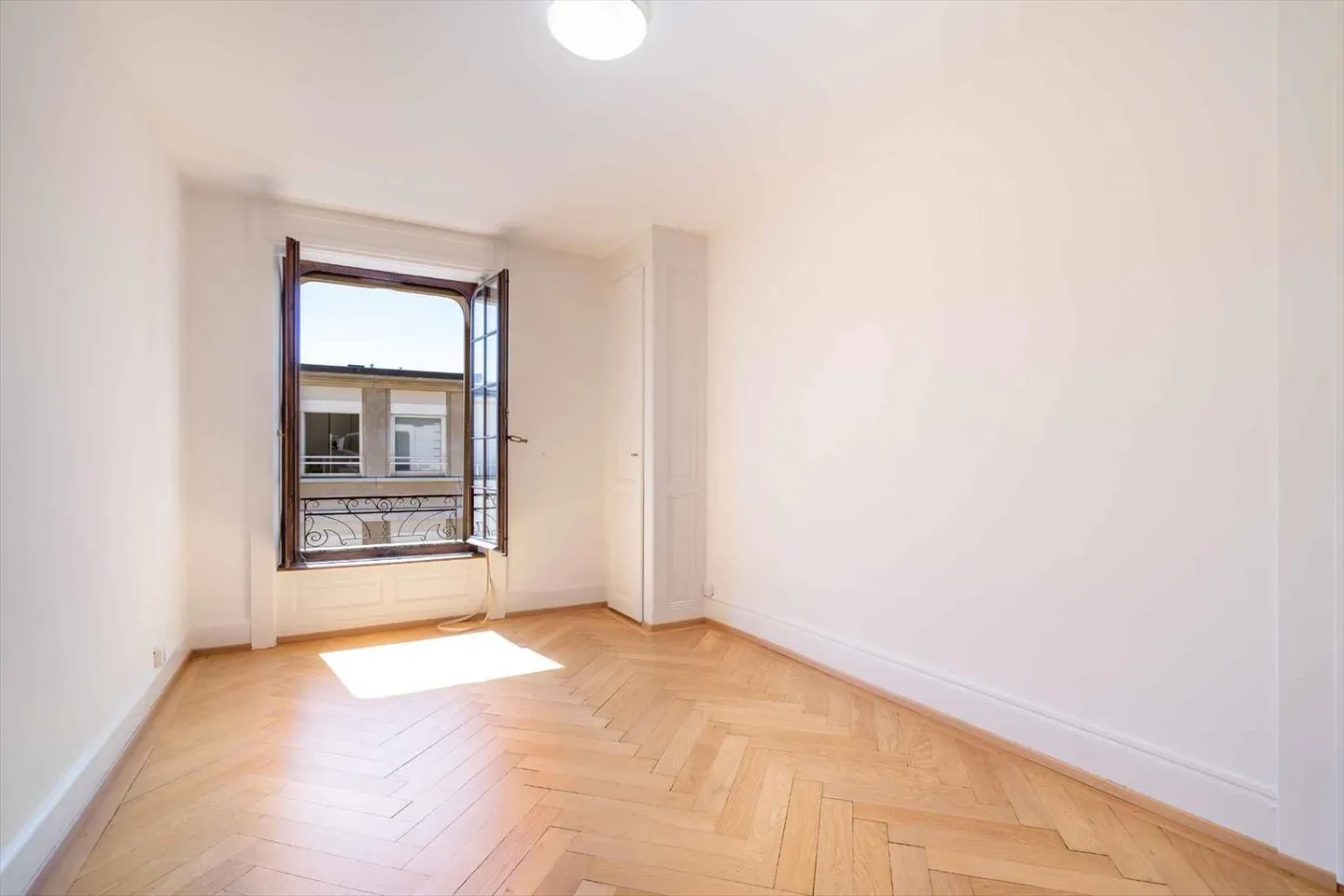 Spacieux appartement de 4.5 pièces en plein centre-ville - Photo 6 sur 11