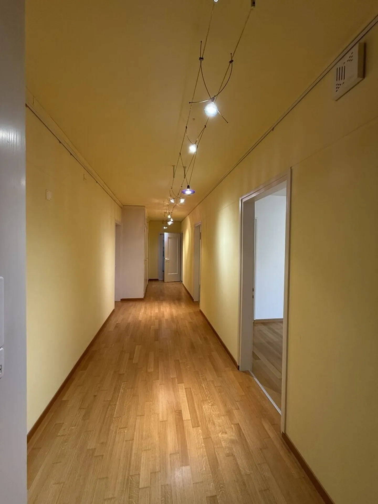 Spazio commerciale direttamente alla stazione ferroviaria di Zug - Foto 4 di 12