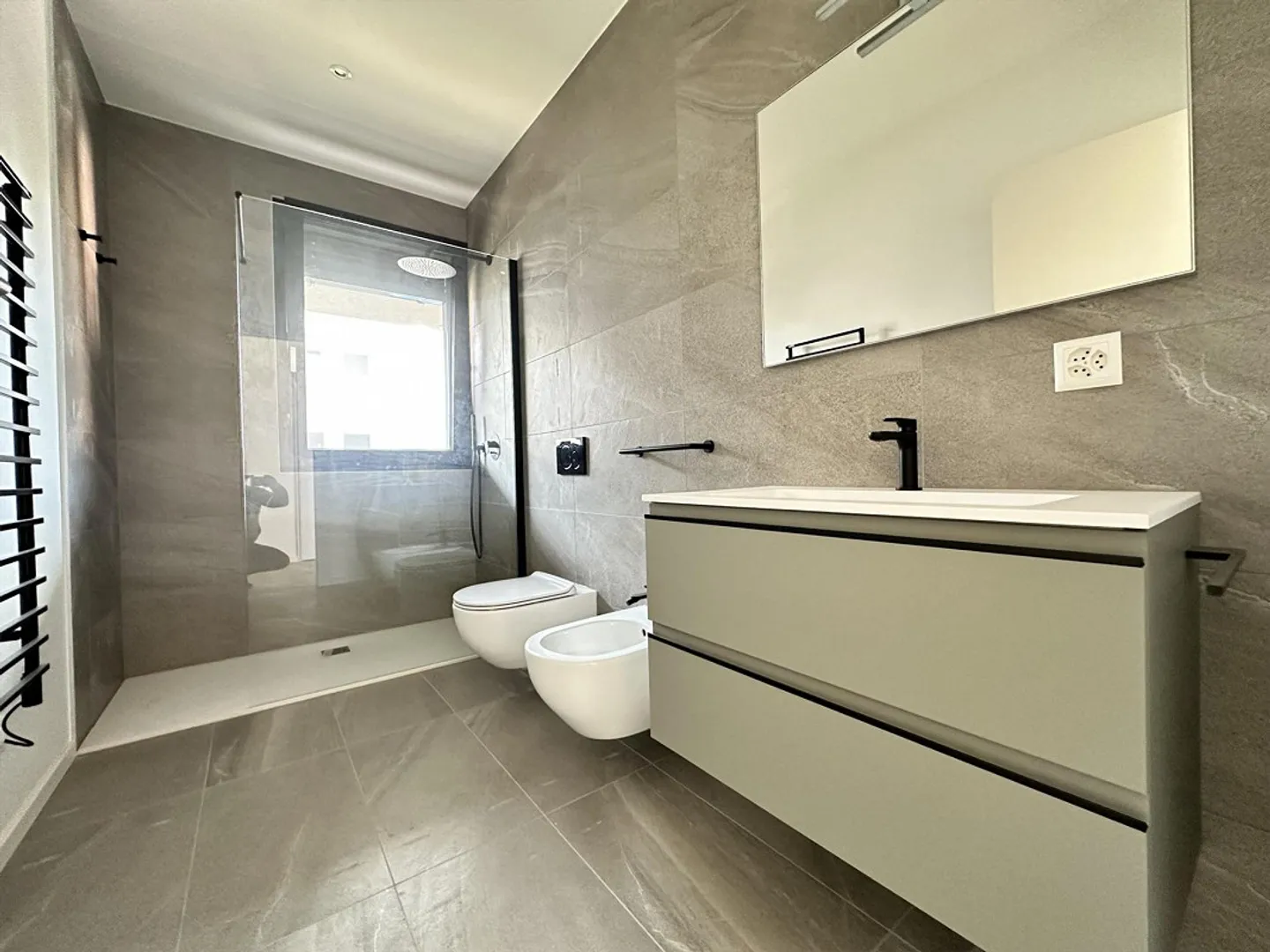 STUNNING AND MODERN 2.5-ROOM APARTMENT WITH LARGE TERRACE IN CANOBBIO - Photo 7 of 10