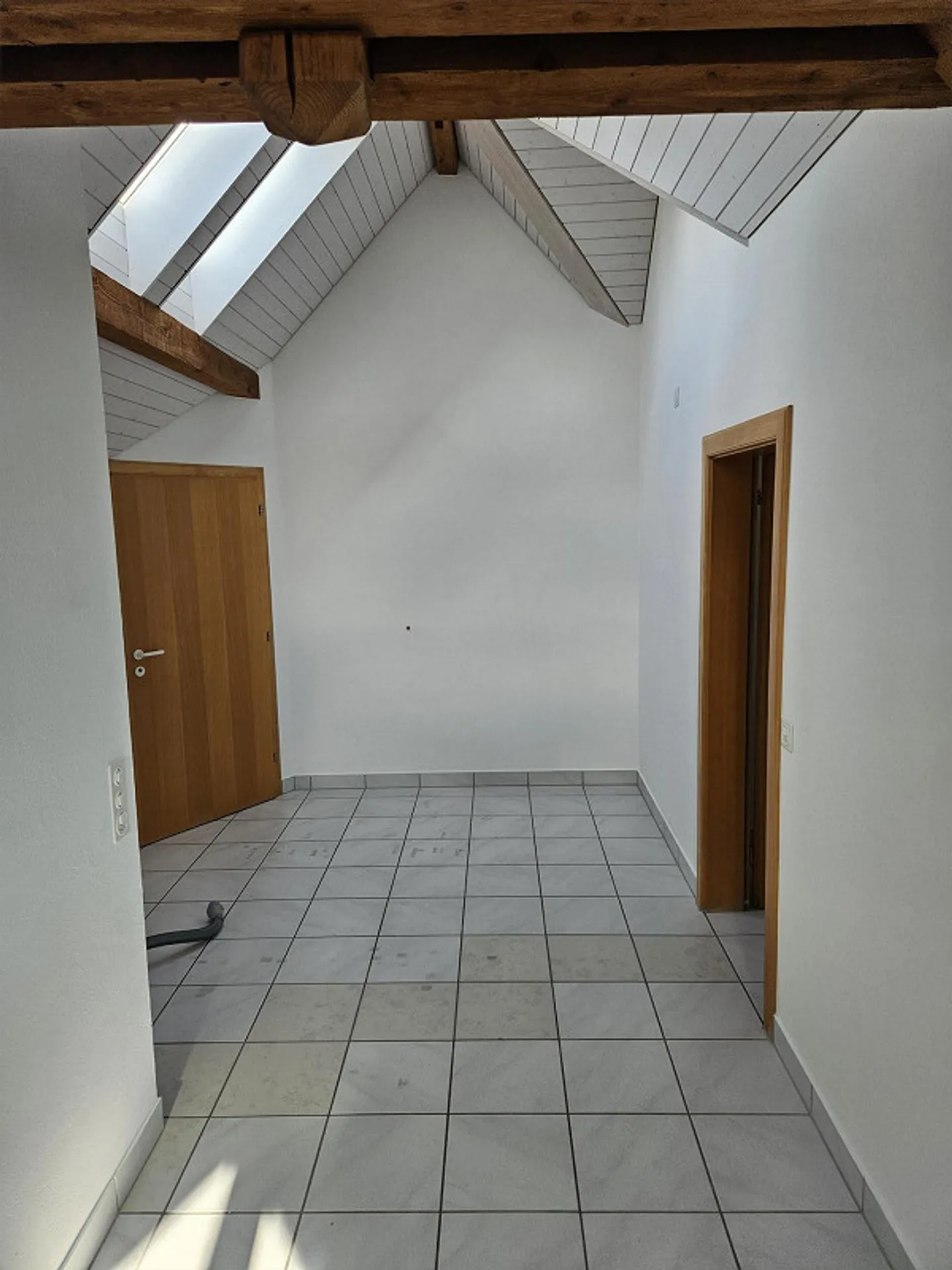 2 ½ Room Bright Attic Apartment - Photo 2 of 7