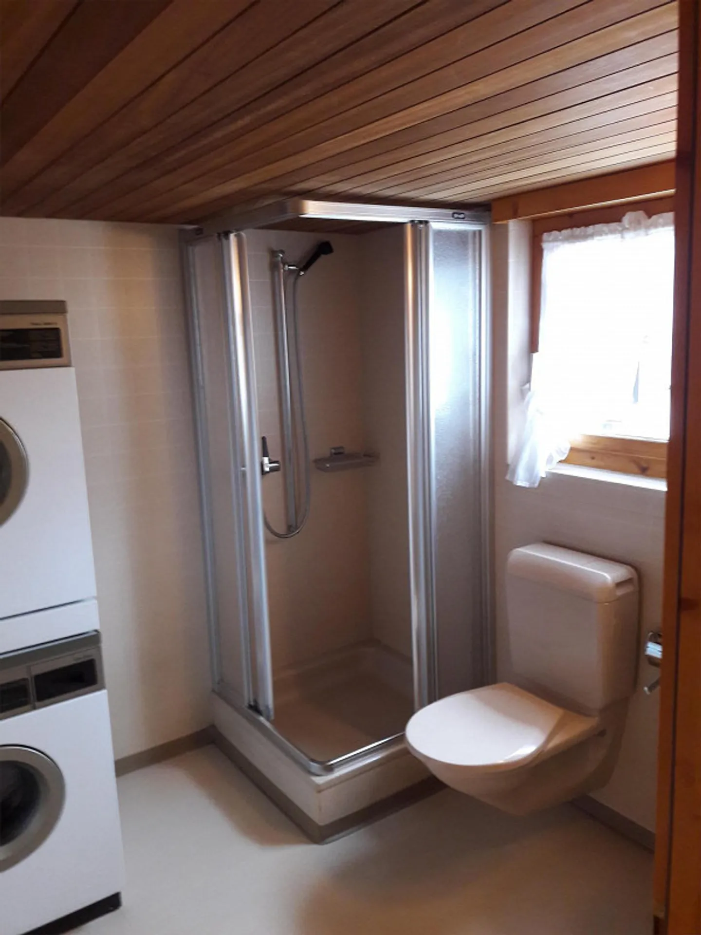 Beautiful, central and still very quiet 2 1/2 room attic apartment - Photo 7 of 7