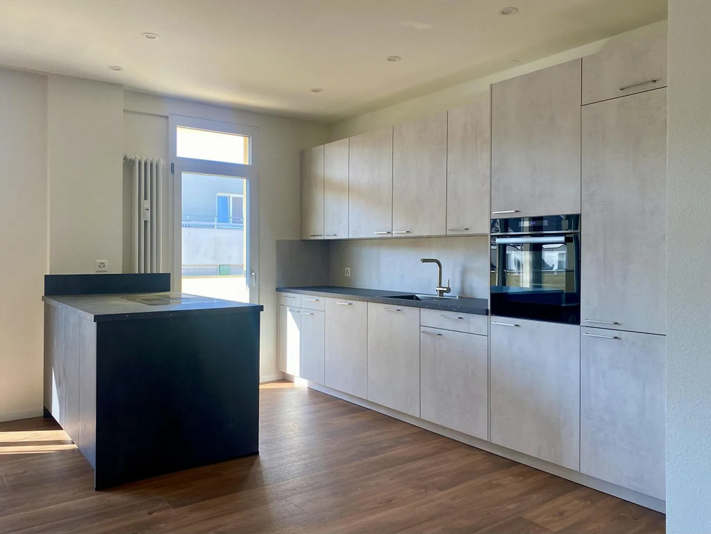 Renovierte Dachwohnung mit zwei Balkonen - Photo 2 sur 9