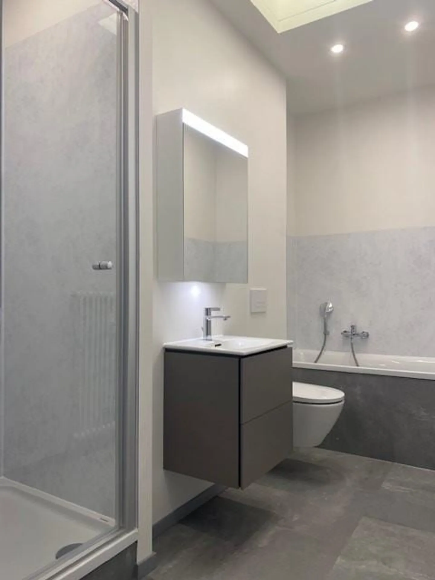 Renovierte Dachwohnung mit zwei Balkonen - Photo 8 sur 9