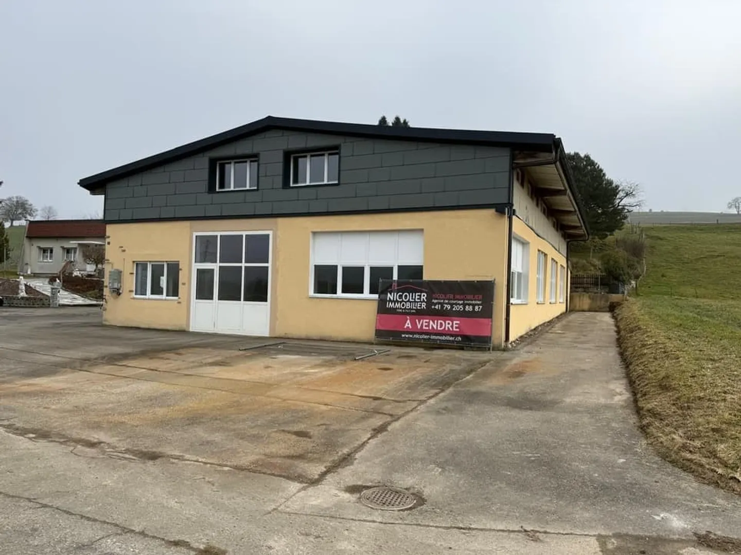 Industriehalle mit Büro - Foto 2 von 12