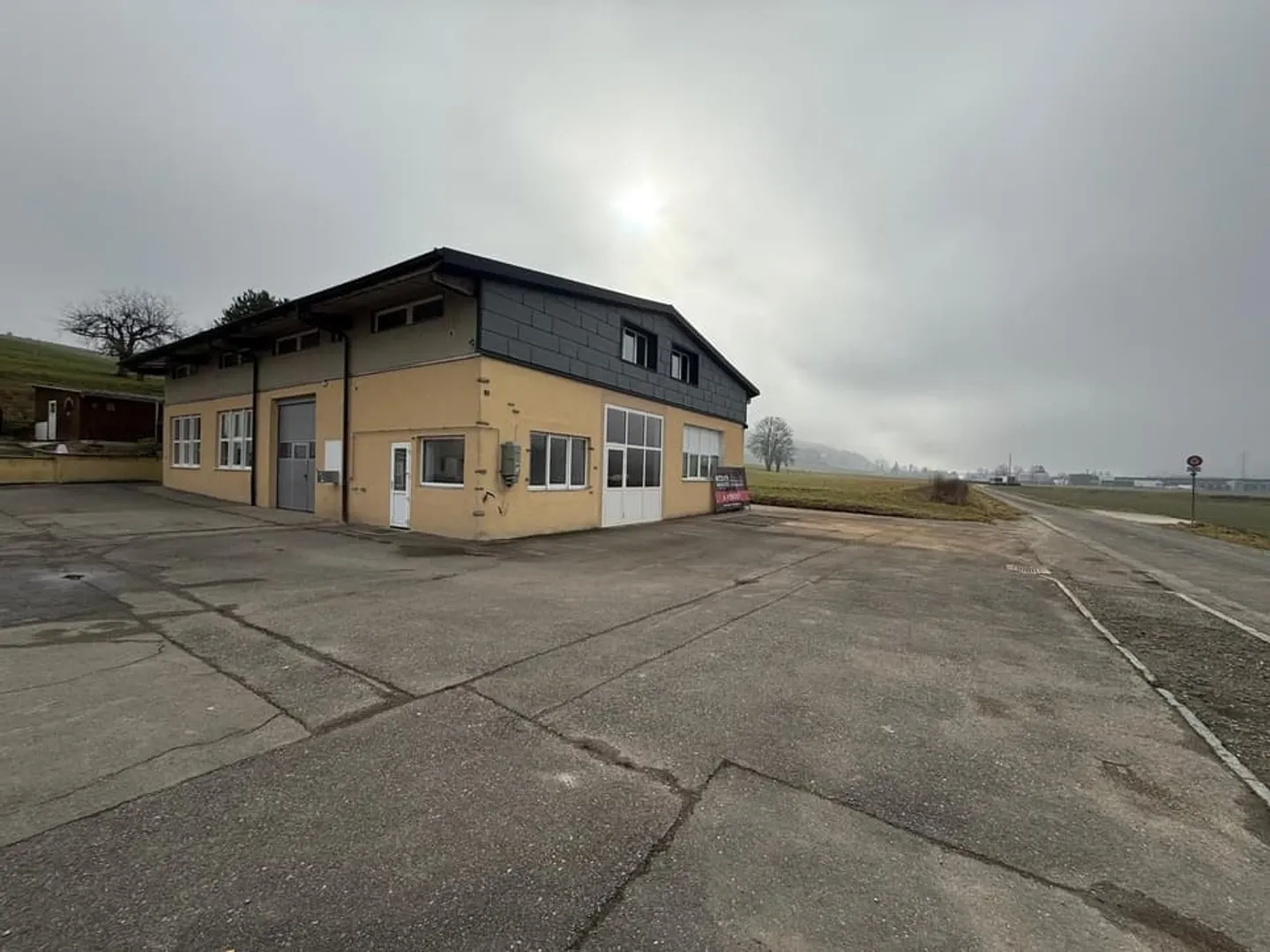 Industriehalle mit Büro - Foto 3 von 12