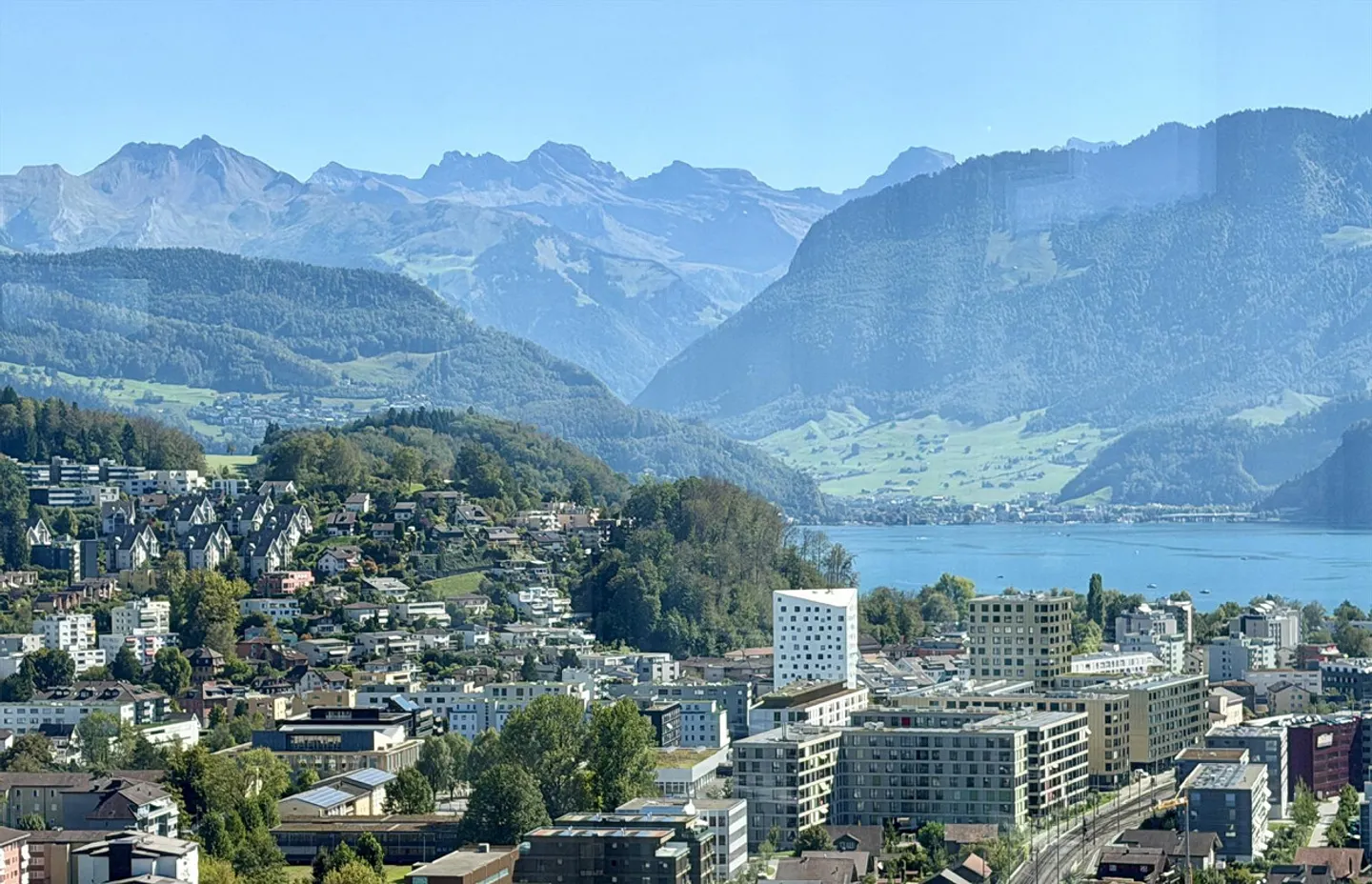 Prima locazione appartamento 2,5 locali, 68m² + terrazza di 12m² con vista lago 24° piano - Foto 3 di 12