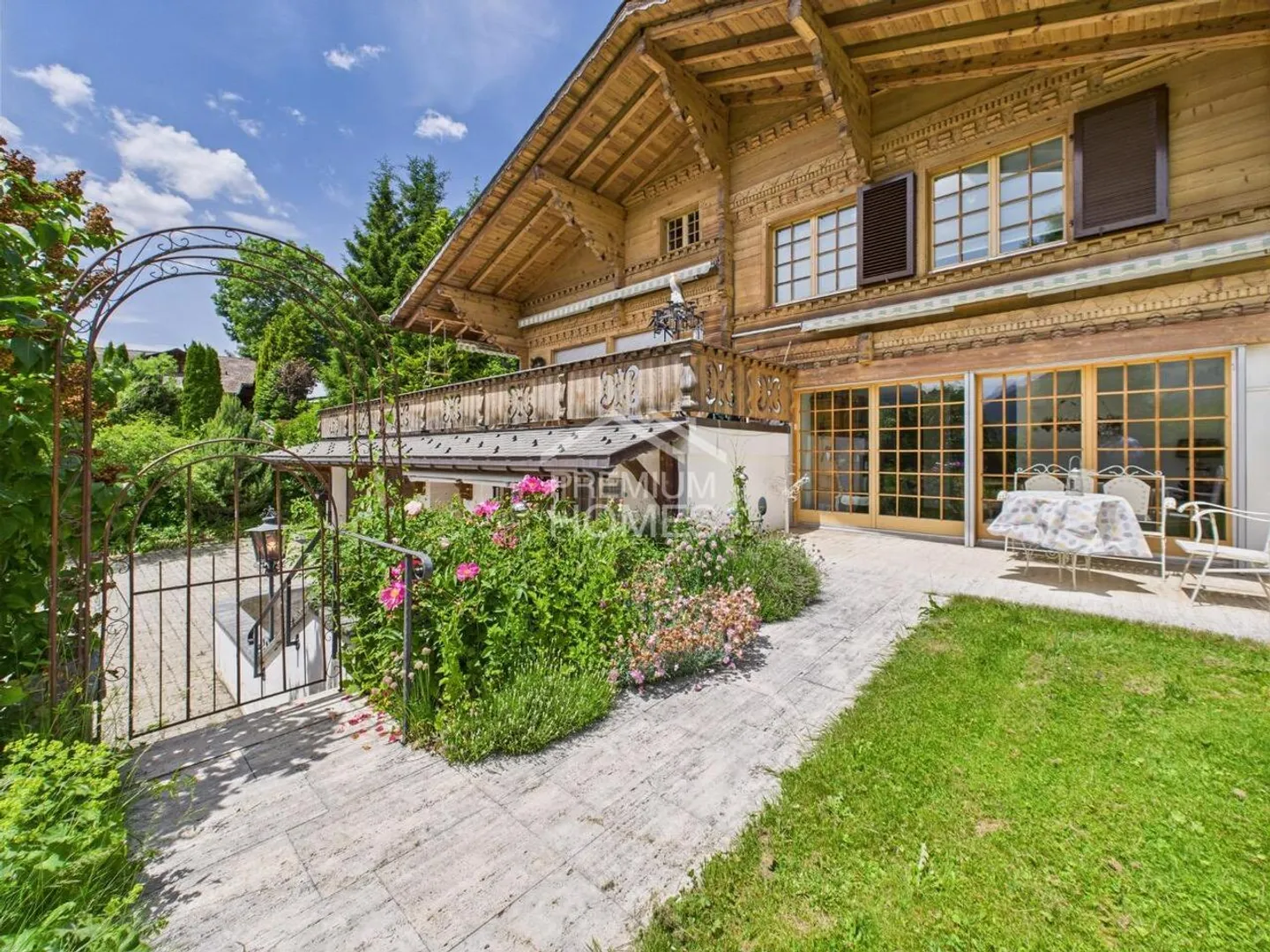 Zeitloser Schatz auf der Terrasse von Saanen - Foto 1 von 13