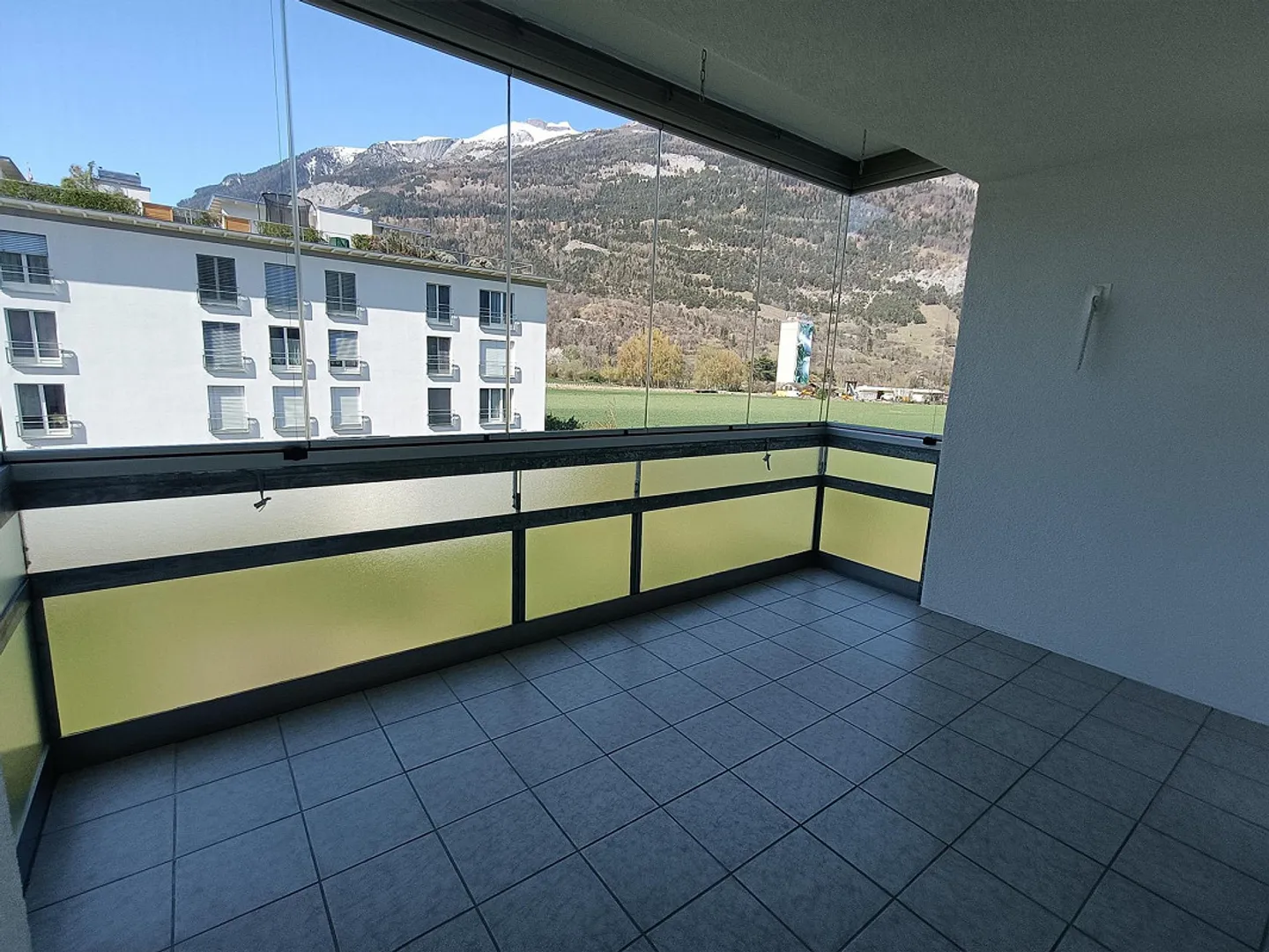 4.5-room apartment including cellar, underground parking space plus hobby room - Photo 3 of 8