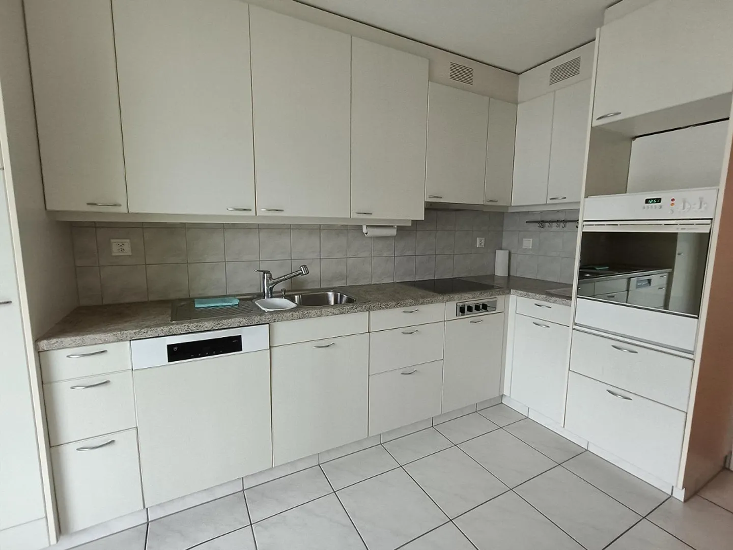 4.5-room apartment including cellar, underground parking space plus hobby room - Photo 6 of 8