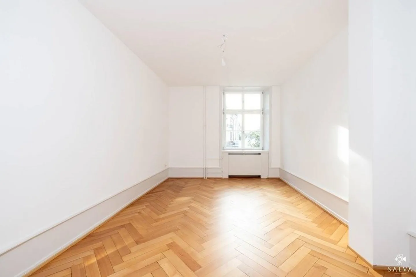 Attractive office or practice premises / studio - Photo 2 of 12