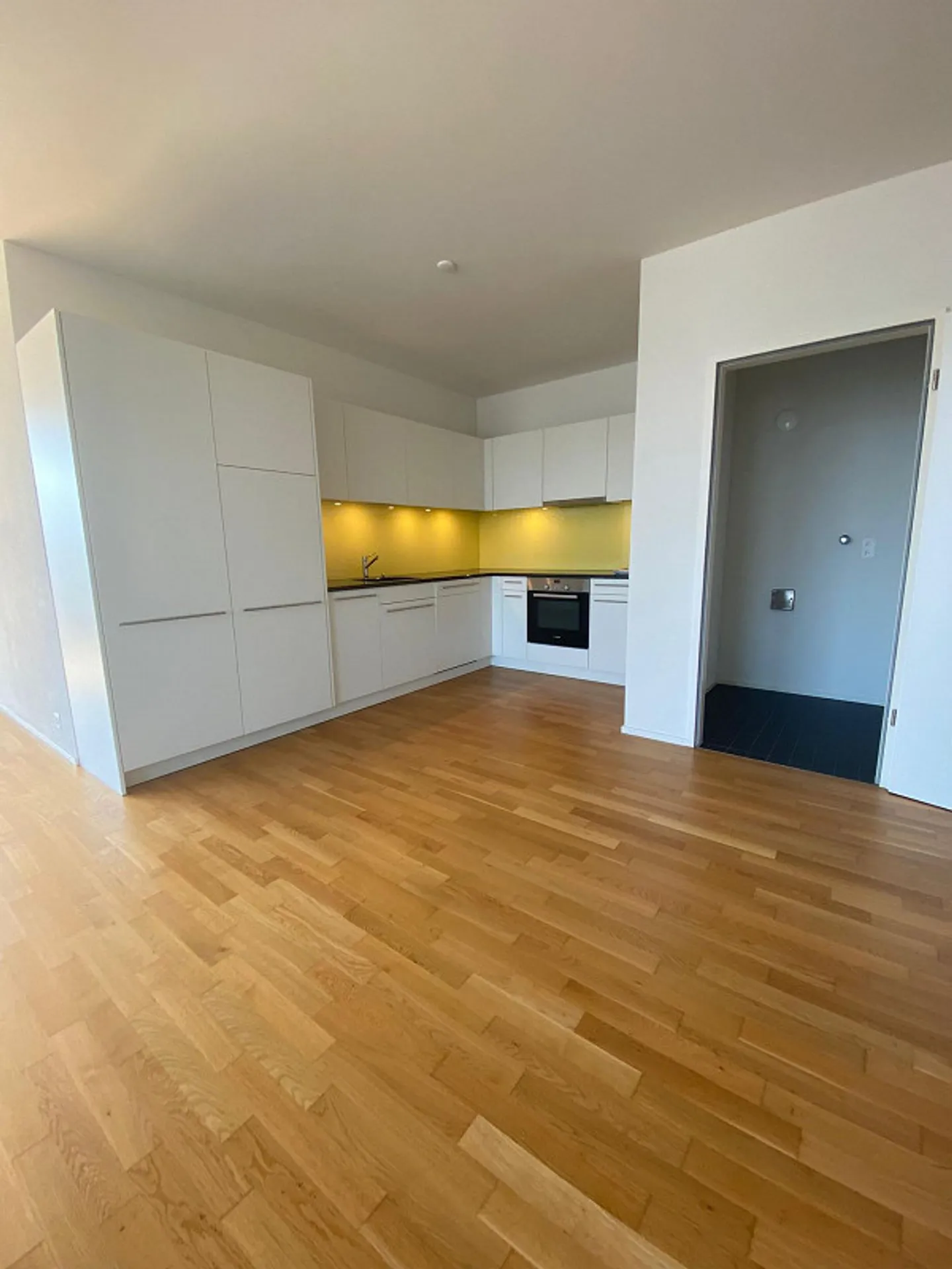 2.5 Room Apartment with a View Directly at the Train Station - Photo 3 of 6