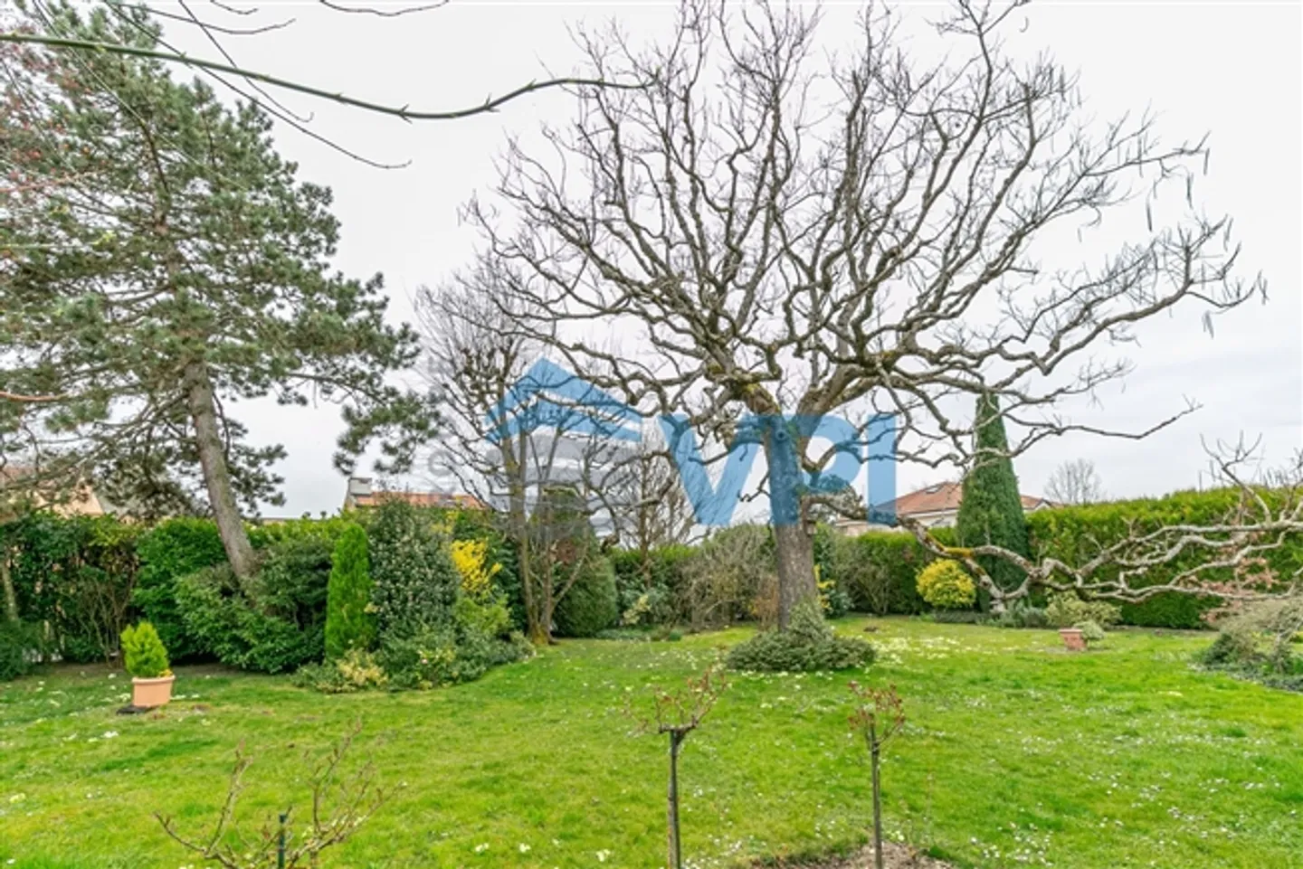 Villa indipendente con 5 camere nella città di Gy - Foto 2 di 9