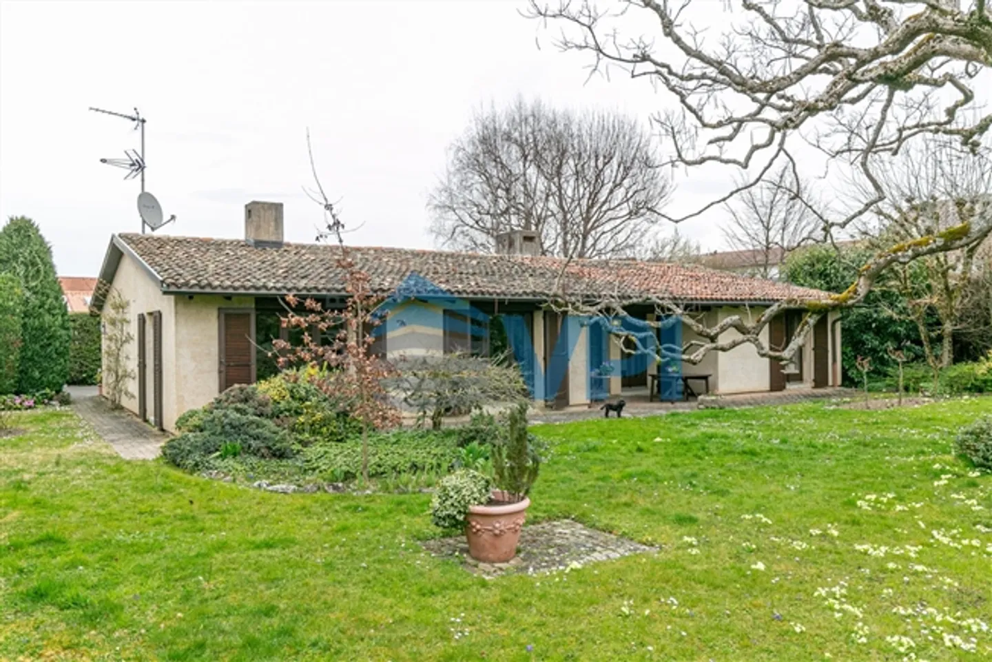 Villa indipendente con 5 camere nella città di Gy - Foto 1 di 9